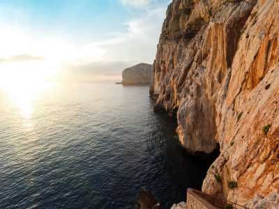 Grotte di Nettuno � Nell�estremo punto occidentale della Sardegna, ci sono delle grotte che � possibile visitare solo se il mare lo permette, visto il loro difficile accesso. Lunghe quattro chilometri, incontrano laghi salati e �sale� con monumentali formazioni calcaree